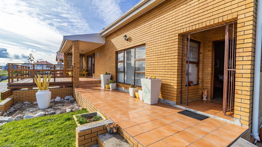 4 Bedroom Property for Sale in Perlemoenbaai Western Cape